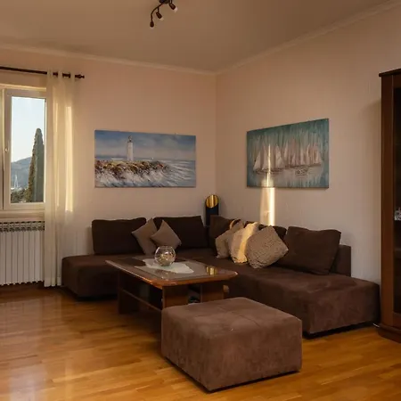 Falkoni Apartman *